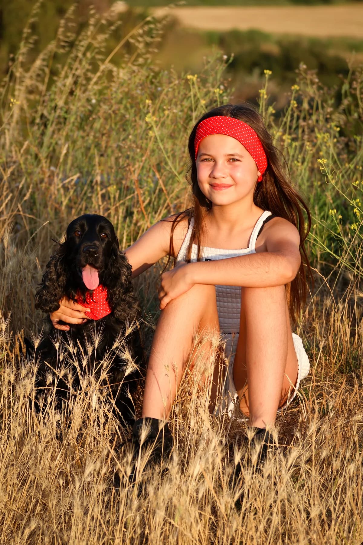 Enfant et chien portant des accessoires rouges assortis